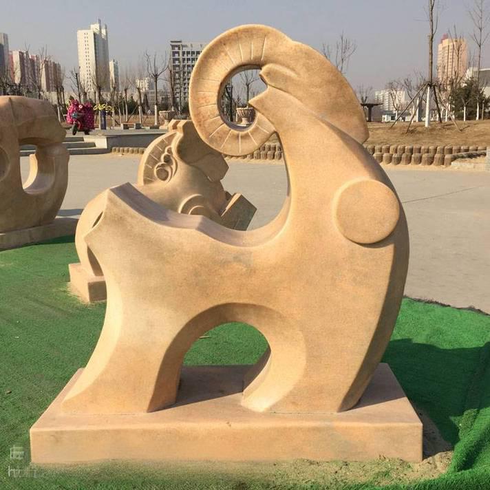 Scultura in pietra astratta
